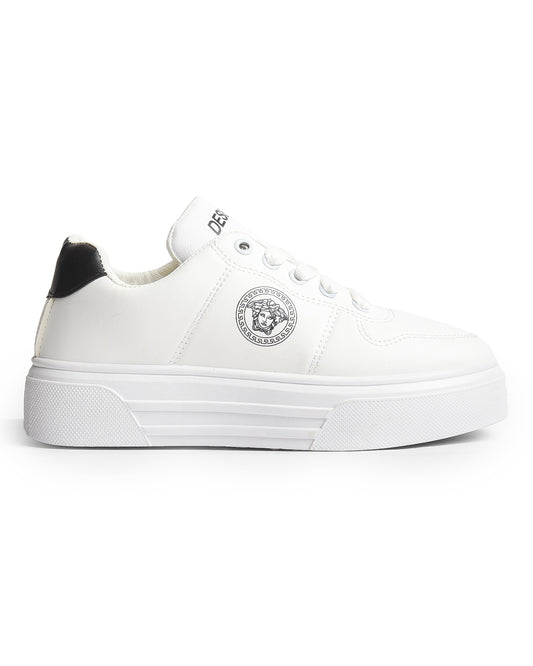 كوتشي فلات مصنوع من الجلد المرن بنعل فلات للنساء